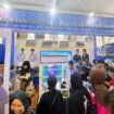Ramai pengunjung di stan DPMPTSP Kalsel di Kalsel Expo 2025, Selasa (12/8/2025) malam. Foto: istimewa