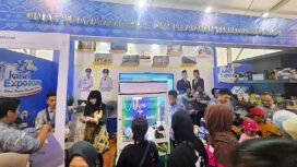 Ramai pengunjung di stan DPMPTSP Kalsel di Kalsel Expo 2025, Selasa (12/8/2025) malam. Foto: istimewa