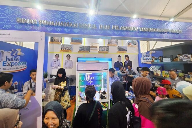 
 Ramai pengunjung di stan DPMPTSP Kalsel di Kalsel Expo 2025, Selasa (12/8/2025) malam. Foto: istimewa