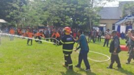 BPBD Kabupaten Banjar menggelar simulasi penanganan bencana Karhutla usai pelaksanaan apel siaga darurat, di halaman markas BPBD di Bincau, Martapura, Rabu (13/8/2025). Foto: Haris