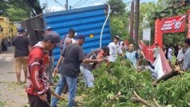 Sebuah kontainer tanpa muatan terlepas dari truk dan jatuh di depan gerbang SDN 1 Landasan Ulin Selatan, Banjarbaru, Kamis (14/8/2025) siang. Foto: istimewa