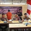 Kapolres Banjar AKBP Dr Fadli gelar konferensi pers penangkapan pelaku pencurian berparang di apotek Sungai Sipai, Martapura, Jumat (22/8/2025). Foto: hendra lianor