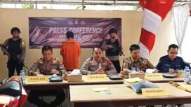 Kapolres Banjar AKBP Dr Fadli gelar konferensi pers penangkapan pelaku pencurian berparang di apotek Sungai Sipai, Martapura, Jumat (22/8/2025). Foto: hendra lianor
