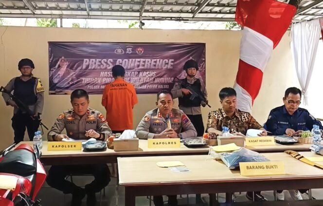 
 Kapolres Banjar AKBP Dr Fadli gelar konferensi pers penangkapan pelaku pencurian berparang di apotek Sungai Sipai, Martapura, Jumat (22/8/2025). Foto: hendra lianor