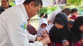 Cek kesehatan gratis bagi siswa SD di Kotabaru. Foto: istimewa