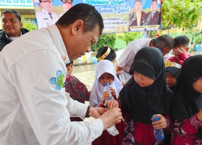 
 Cek kesehatan gratis bagi siswa SD di Kotabaru. Foto: istimewa