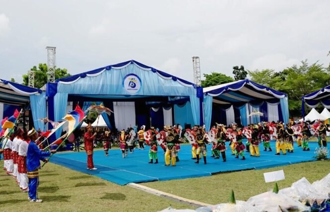 
 Penampilan kolaborasi seni tari Kuda Gipang dan Sinoman Hadrah di acara Harjad 75 Kabupaten Banjar, di Martapura, Rabu (27/8/2025). Foto: Agus Pahlevi/MC Kominfo