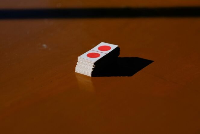 
 Kartu domino. Foto: Bady Abbas/Unsplash