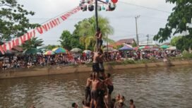 Panjat Pinang di irigasi Martapura, Kabupaten Banjar, Sabtu (23/8/2025). Foto: Haris