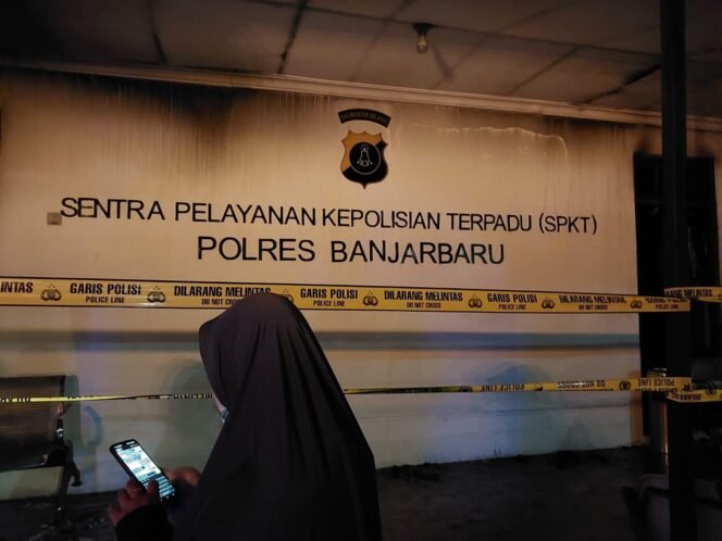 
 Ruang SPKT dan Humas Polres Banjarbaru terbakar, Rabu (6/8/2025). Foto: Hendra