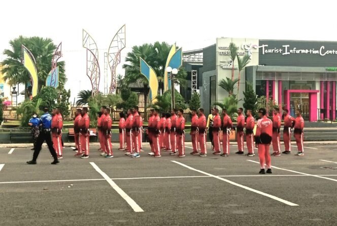 
 Paskibraka Kotabaru Mulai Latihan Persiapan HUT ke-80 RI di Siring Laut