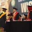 Rektor IAI Darussalam Martapura, Prof Ahmad Hafiz Anshari, saat prosesi pemindahan tali toga di Wisuda XXII tahun 2025. Foto: istimewa