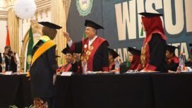 Rektor IAI Darussalam Martapura, Prof Ahmad Hafiz Anshari, saat prosesi pemindahan tali toga di Wisuda XXII tahun 2025. Foto: istimewa