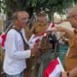 Jelang HUT Kemerdekaan RI, Kosbangpol dan Polres Kotabaru Bagikan Bendera Merah Putih kepada Masyarakat