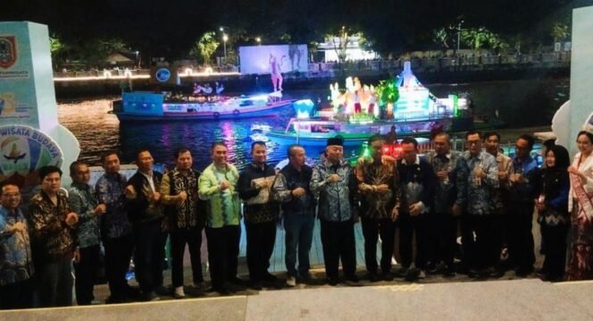 
 Gemerlap Sungai Martapura di Banjarmasin, Gubernur Kalsel Lepas 17 Jukung Hias