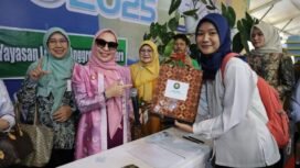 TP-PKK Kalsel, Hj Fathul Jannah, mengunjungi pameran Kalsel Expo dan BUMDesa 2025 di Kawasan Perkantoran Gubernur Kalsel, Banjarbaru, Minggu (11/8/2025) sore. Foto: Adpim/Kalsel