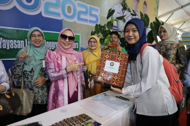 
 TP-PKK Kalsel, Hj Fathul Jannah, mengunjungi pameran Kalsel Expo dan BUMDesa 2025 di Kawasan Perkantoran Gubernur Kalsel, Banjarbaru, Minggu (11/8/2025) sore. Foto: Adpim/Kalsel