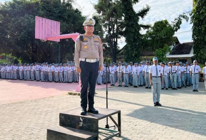 
 Satlantas Polres Banjarbaru menggelar ‘Police Goes to School’ ke SMKN 2 Banjarbaru, Senin (29/9/2025). Foto: Humas Polres Banjarbaru