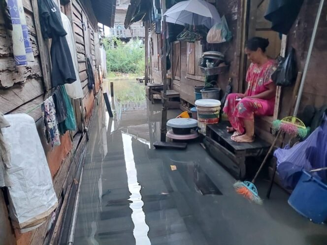 
 Permukiman warga di Kelurahan Murung Keraton, Martapura, Kabupaten Banjar mulai digenangi banjir, Jumat (12/9/2025). Foto: Hendra Lianor/Riceknews