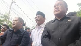 Ketua DPRD Kalsel, Supian HK (tengah) tampak menahan sakit. Ia didampingi Rosehan (kanan) dan Gusti Iskandar (kiri), turut berbaur dengan massa aksi demo di depan Gedung DPRD Kalsel, Banjarmasin, Senin (1/9/2025). Foto: Haris