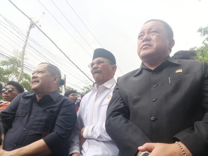 
 Ketua DPRD Kalsel, Supian HK (tengah) tampak menahan sakit. Ia didampingi Rosehan (kanan) dan Gusti Iskandar (kiri), turut berbaur dengan massa aksi demo di depan Gedung DPRD Kalsel, Banjarmasin, Senin (1/9/2025). Foto: Haris