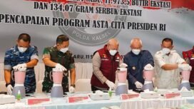 Polda Kalsel memusnahkan barang bukti narkoba berupa 101,6 kilogram sabu, 11.973,5 butir ekstasi, dan 134,7 gram serbuk ekstasi, Kamis, (11/9/2025). Foto: Hendra/Ricek