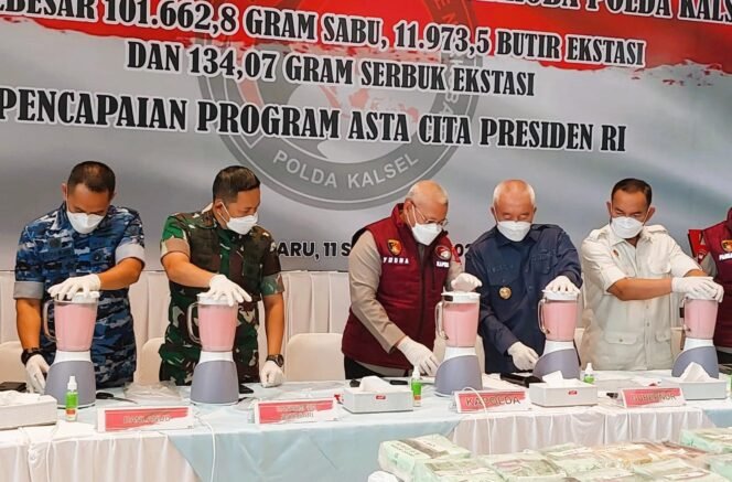 
 Polda Kalsel memusnahkan barang bukti narkoba berupa 101,6 kilogram sabu, 11.973,5 butir ekstasi, dan 134,7 gram serbuk ekstasi, Kamis, (11/9/2025). Foto: Hendra/Ricek