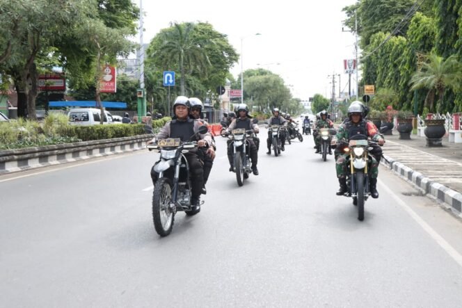 
 TNI dan Polri menggelar patroli gabungan berskala besar di Kota Banjarbaru, Senin (1/9/2025). Foto: Humas Polres Banjarbaru