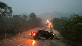 Jalan alternatif Banjarbaru-Batulicin terendam banjir, pengendara putar balik, Rabu (10/9/2025) malam. Foto: istimewa