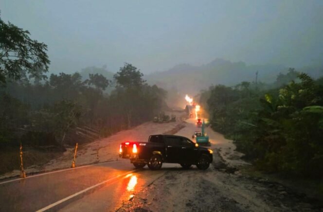 
 Jalan alternatif Banjarbaru-Batulicin terendam banjir, pengendara putar balik, Rabu (10/9/2025) malam. Foto: istimewa