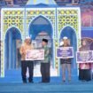 Wabup Banjar Said Idrus Al Habsyie saat menyerahkan piagam dan piala bergilir juara umum MTQ ke-48 Kabupaten Banjar, Kamis (11/9/2025) malam. Foto: RSB