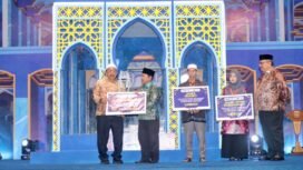 Wabup Banjar Said Idrus Al Habsyie saat menyerahkan piagam dan piala bergilir juara umum MTQ ke-48 Kabupaten Banjar, Kamis (11/9/2025) malam. Foto: RSB
