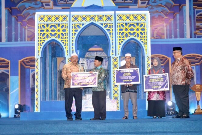 
 Wabup Banjar Said Idrus Al Habsyie saat menyerahkan piagam dan piala bergilir juara umum MTQ ke-48 Kabupaten Banjar, Kamis (11/9/2025) malam. Foto: RSB