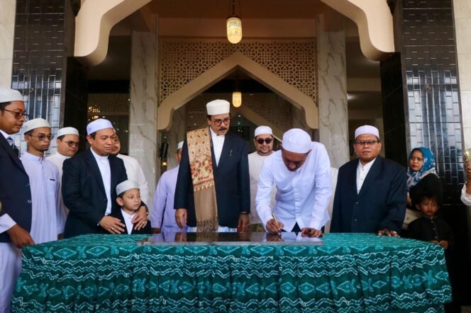 
 Bupati Banjar, H Saidi Mansyur, meresmikan musala putri Pondok Pesantren (Ponpes) Al-Mursyidul Amin di Kecamatan Gambut, Senin (15/9/2025). Foto: RSB
