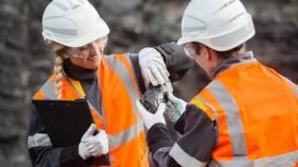 Ilustrasi pekerja tambang. Foto: agnomark/istockphoto