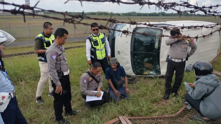 Mobil Grand Max Tabrak Yahama Lexy di Depan Bandara Syamsudin Noor, Bocah 11 Tahun Tewas