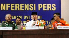 Gubernur Kalsel, H Muhidin (tengah). Foto: MC Kalsel