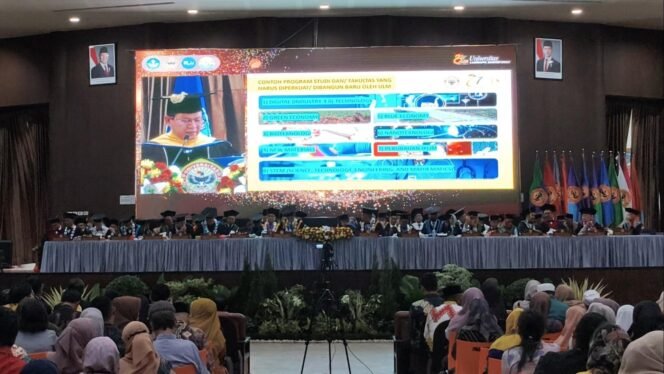 
 Orasi ilmiah Prof Rokhmin Dahuri dalam Dies Natalis ke-67 ULM Banjarmasin, Senin (22/9/2025). Foto: ricek
