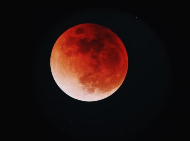
 Ilustrasi gerhana bulan total. Foto: Yu Kato Unsplas