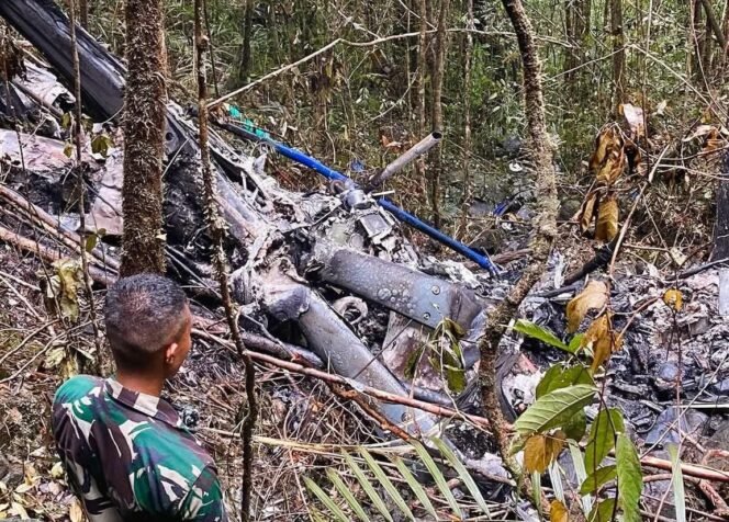 
 Tim SAR gabungan menemukan bangkai badan helikopter dalam kondisi sudah terbakar. Foto: istimewa