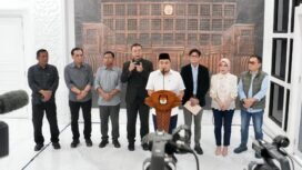 Ketua KPU Mochammad Afifuddin saat konferensi pers didampingi Anggota KPU Parsadaan Harahap, Iffa Rosita, August Mellaz, Idham Holik, Yulianto Sudrajat bersama Sekjen KPU Bernad Dermawan Sutrisno, di Gedung KPU, Selasa (16/9/2025). Foto: Humas KPU RI