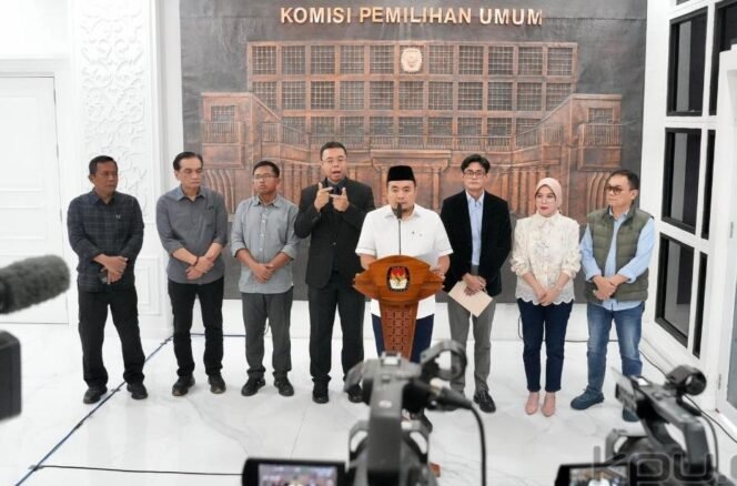 
 Ketua KPU Mochammad Afifuddin saat konferensi pers didampingi Anggota KPU Parsadaan Harahap, Iffa Rosita, August Mellaz, Idham Holik, Yulianto Sudrajat bersama Sekjen KPU Bernad Dermawan Sutrisno, di Gedung KPU, Selasa (16/9/2025). Foto: Humas KPU RI