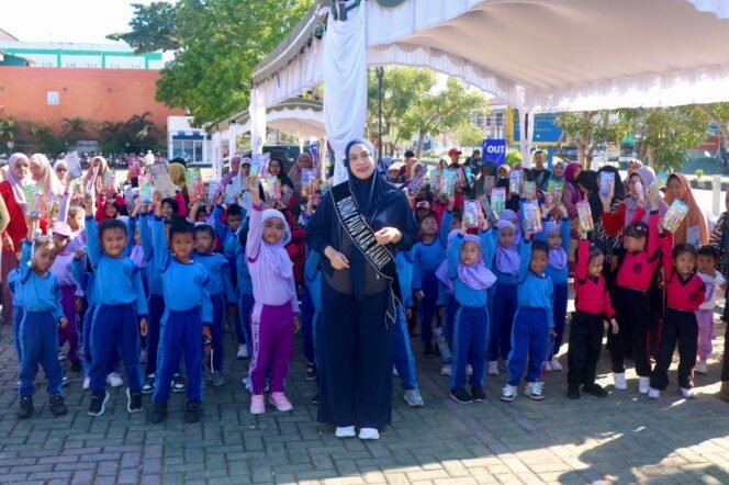 
 Bunda PAUD Kabupaten Banjar bersama murid TK Senam Anak Indonesia Hebat di halaman Dekranasda Martapura, Jumat (19/9/2025) pagi.