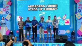 Kepala Dinas Kominfo Kalsel berfoto bersama pemenang lomba Stand Up Comedy dalam rangkaian Rakerda Komdiphoria Kalsel 2025 di Q-Mall Banjarbaru, Sabtu (27/9/2025) malam. Foto: Hendra/Ricek