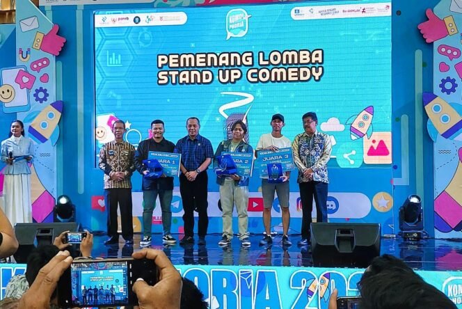 
 Kepala Dinas Kominfo Kalsel berfoto bersama pemenang lomba Stand Up Comedy dalam rangkaian Rakerda Komdiphoria Kalsel 2025 di Q-Mall Banjarbaru, Sabtu (27/9/2025) malam. Foto: Hendra/Ricek