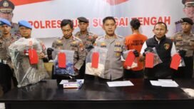 Kapolres HST, AKBP Jupri JHP Tampubolon, saat konferensi pers kasus pria mabuk banting bayi, Rabu (24/9/2025). Foto: Humas Polres HST
