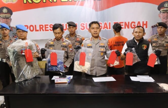 
 Kapolres HST, AKBP Jupri JHP Tampubolon, saat konferensi pers kasus pria mabuk banting bayi, Rabu (24/9/2025). Foto: Humas Polres HST