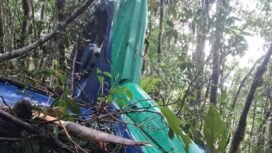 Bangkai ekor pesawat helikopter BK117-D3 PK-RGH milik PT Eastindo Air ditemukan tim SAR darat, Rabu (3/9/2025). Foto: istimewa