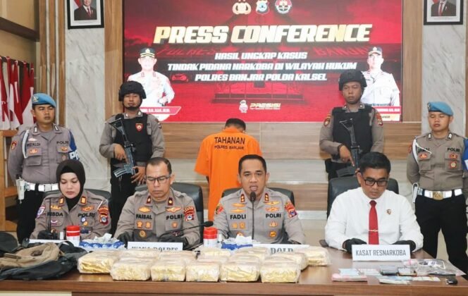 
 Konferensi pers Polres Banjar, Kalsel, pengungkapan 19 kilogram sabu, Senin (15/9/2025). Foto: istimewa