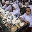Potret siswa sekolah sedang makan bergizi gratis. Foto: MC Kalsel